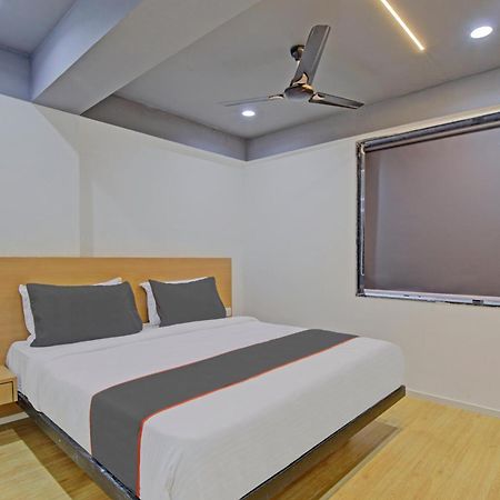 Collection O 80496 De'pearl Hotel Surat Exterior foto