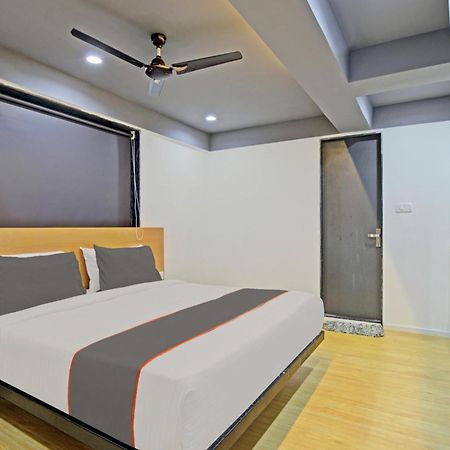 Collection O 80496 De'pearl Hotel Surat Exterior foto
