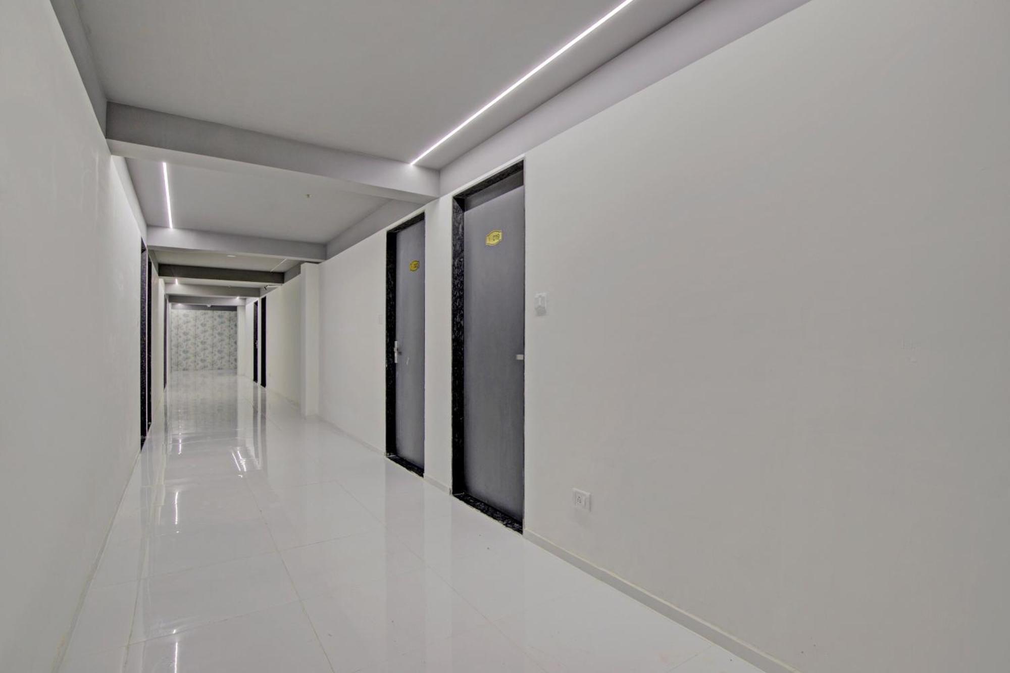 Collection O 80496 De'pearl Hotel Surat Exterior foto