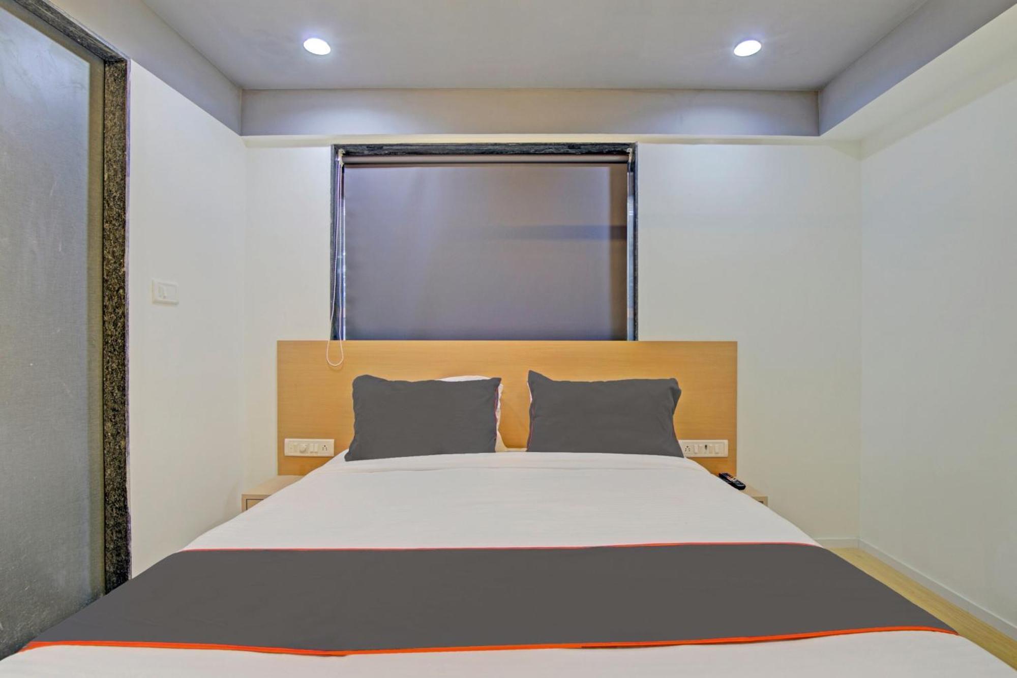 Collection O 80496 De'pearl Hotel Surat Exterior foto