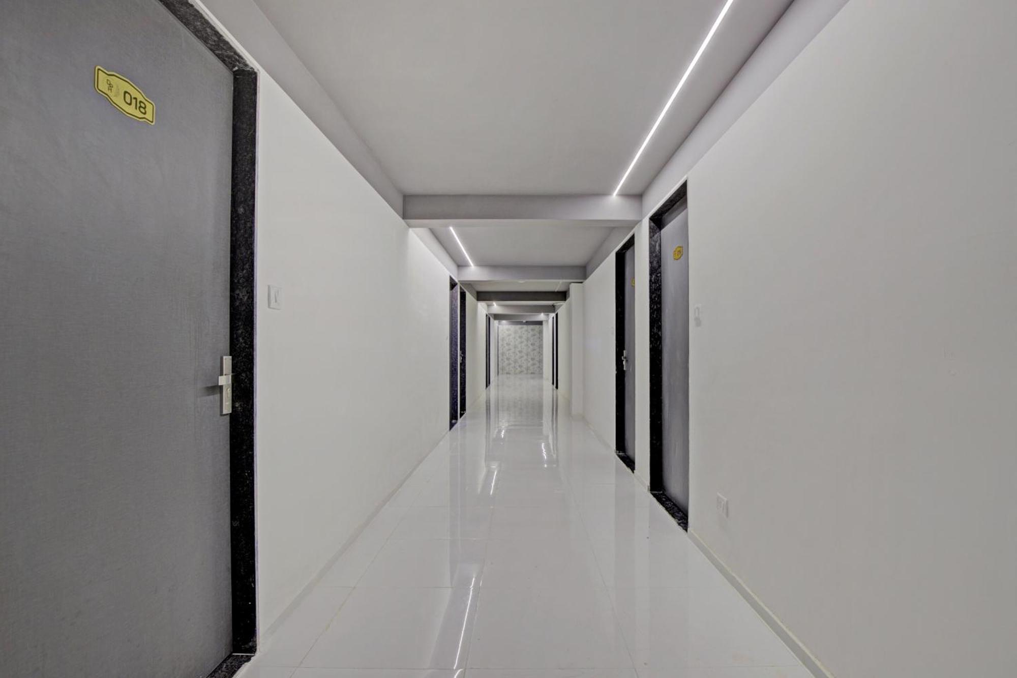 Collection O 80496 De'pearl Hotel Surat Exterior foto