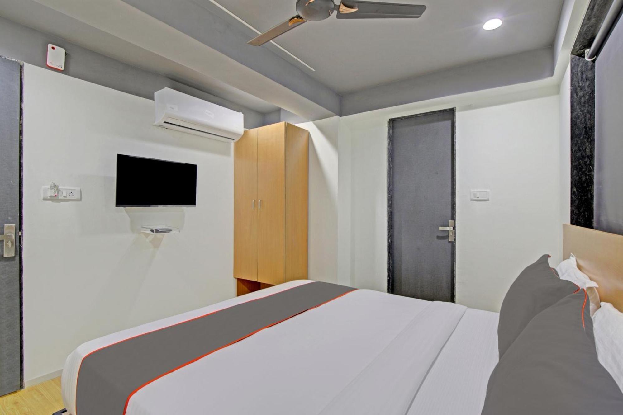 Collection O 80496 De'pearl Hotel Surat Exterior foto