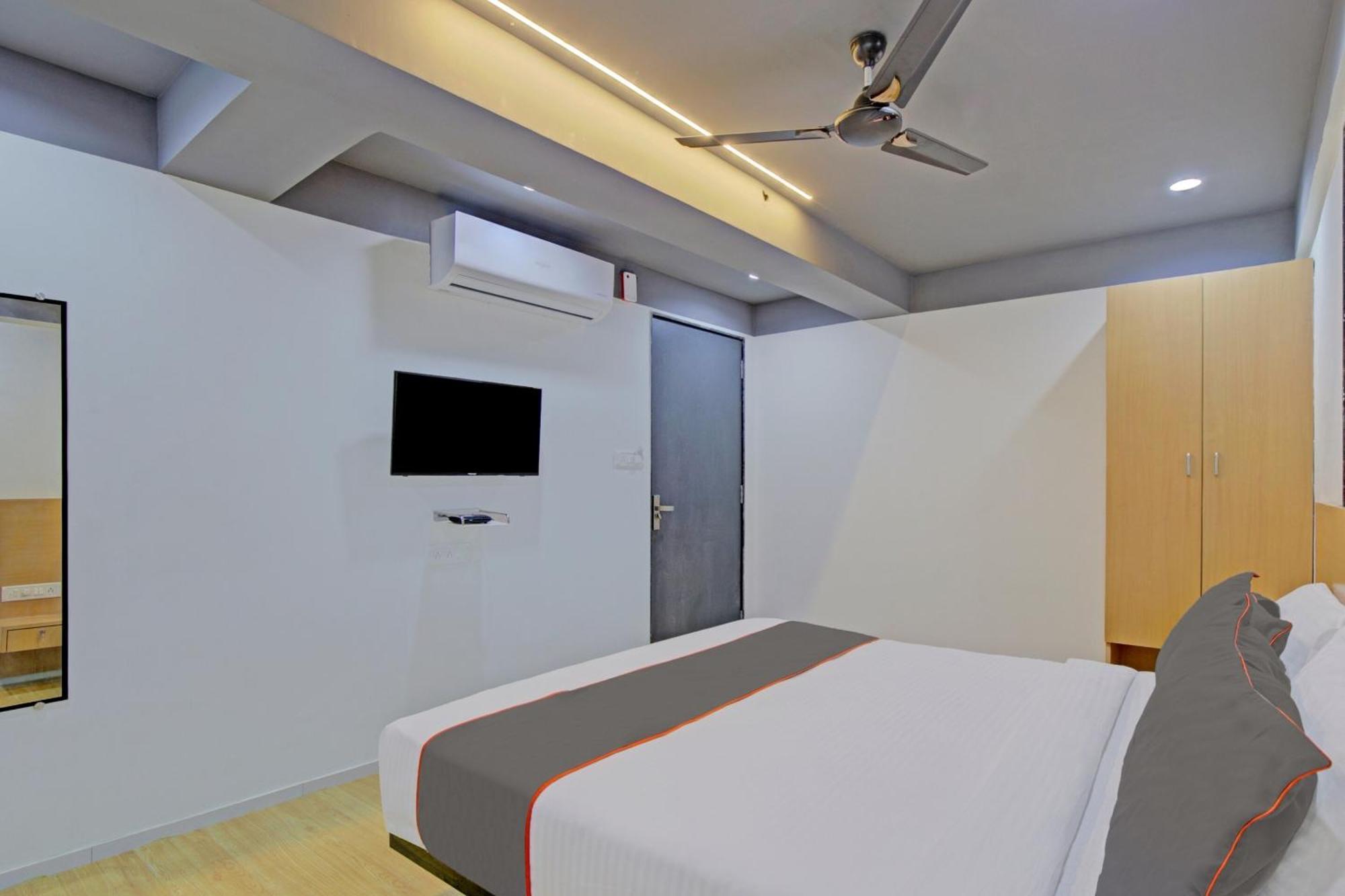 Collection O 80496 De'pearl Hotel Surat Exterior foto