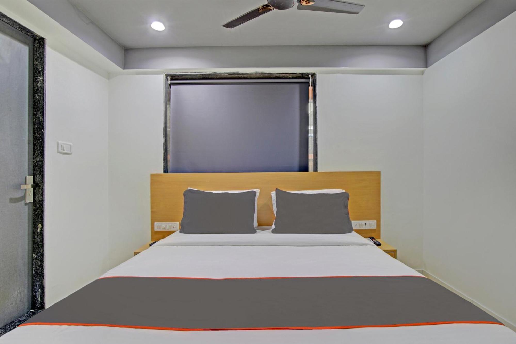 Collection O 80496 De'pearl Hotel Surat Exterior foto