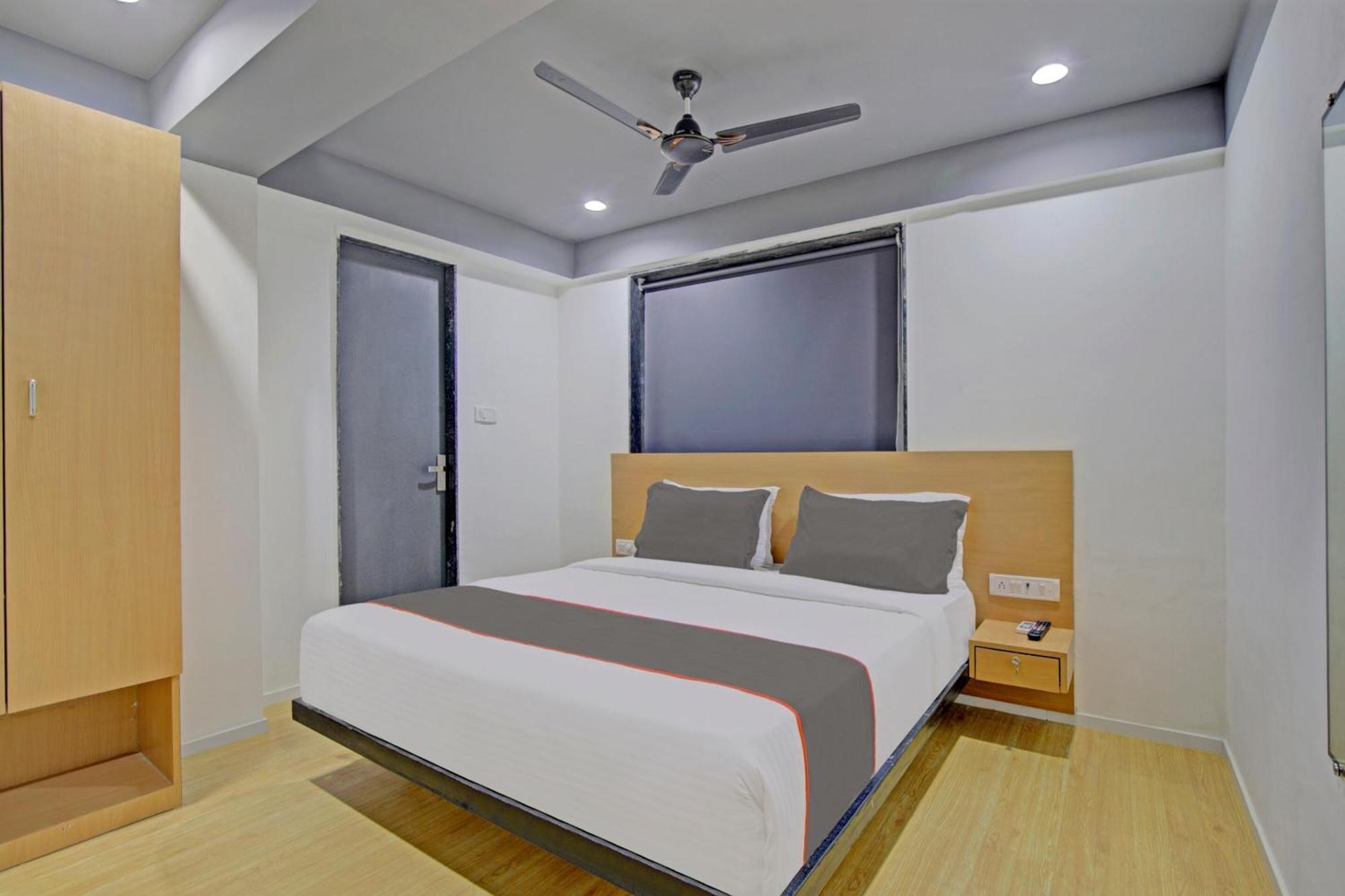 Collection O 80496 De'pearl Hotel Surat Exterior foto