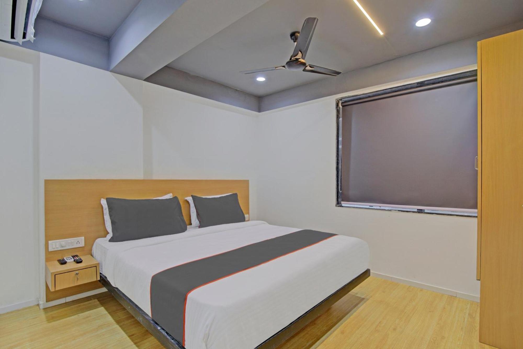 Collection O 80496 De'pearl Hotel Surat Exterior foto