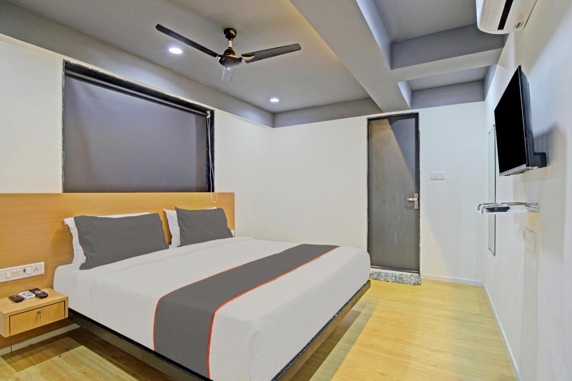 Collection O 80496 De'pearl Hotel Surat Exterior foto