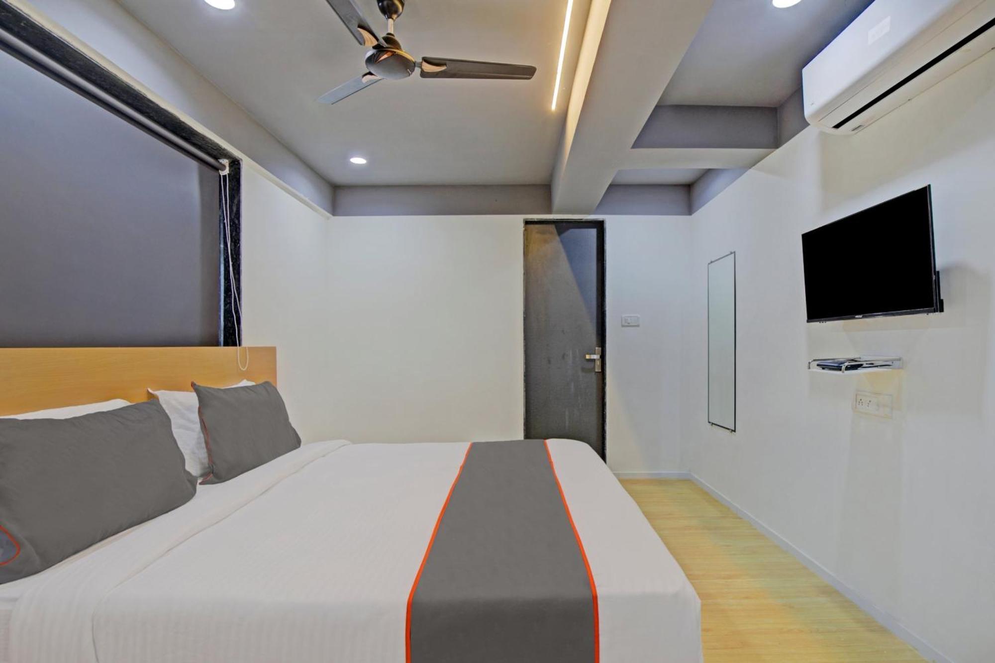 Collection O 80496 De'pearl Hotel Surat Exterior foto